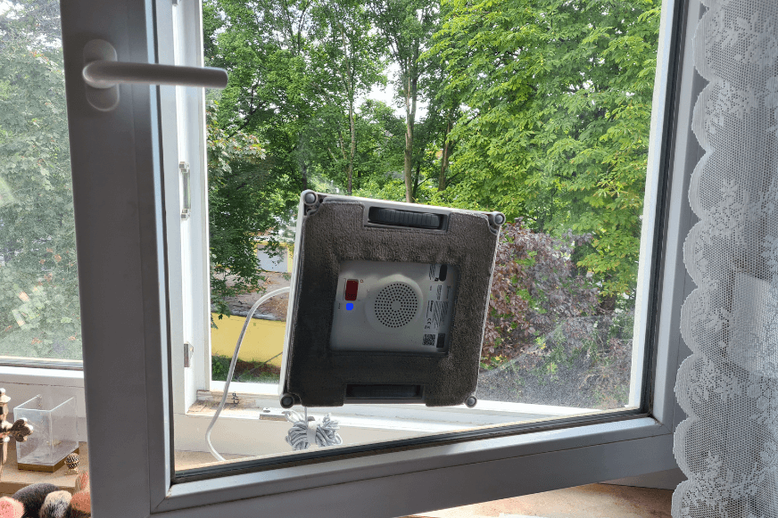 Der Ecovacs Winbot W1 Pro reinigt ein mittelgroßes Fenster im Schlafzimmer